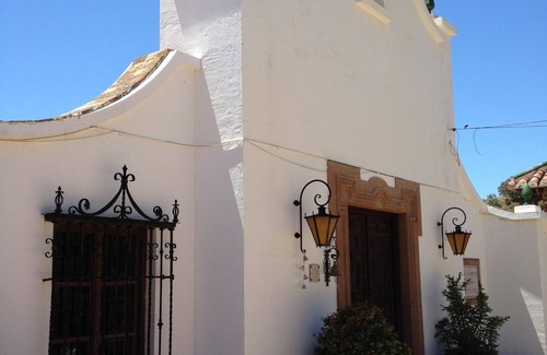 Malaga-Este Apartamento | Convento del siglo XVII que ofrece vacaciones familiares con piscina, tenis y vistas increíbles.