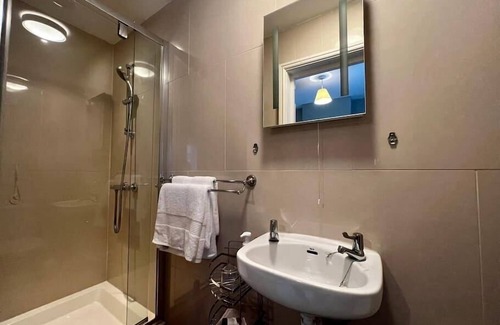 Cowbridge Casa | 17th century cottage on farm in Vale of Glamorgan