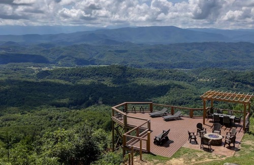 Sevierville Cabina | 180° Smoky Views Hot Tub Game & Movie Room