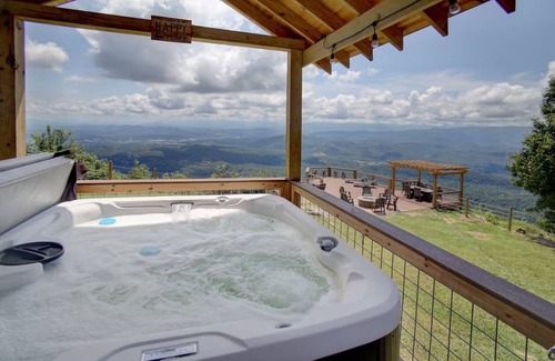 Sevierville Cabina | 180° Smoky Views Hot Tub Game & Movie Room