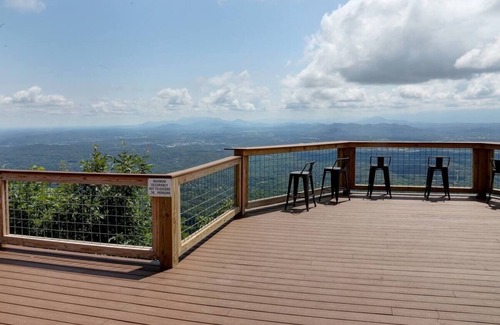 Sevierville Cabina | 180° Smoky Views Hot Tub Game & Movie Room