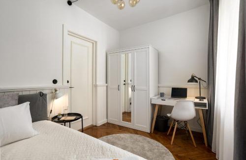 Old Town Casa | 1800 by Vince Stay - Private Rooms in Town Hall Square
