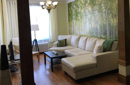 Verdun Apartamento | 1800 pies cuadrados Ft, 5 habitaciones, 7 camas, 2 baños, patio trasero, agradable acabado