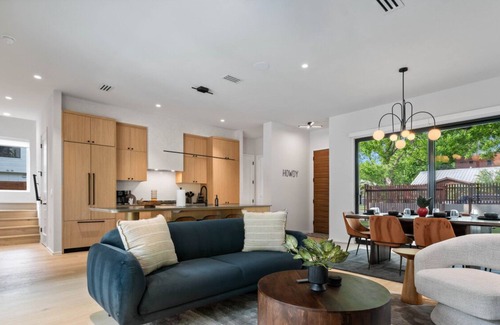 Holly Apartamento | Walk to Everything! Backyard Pool, Balcony, Parking in East Austin│3-Story Home