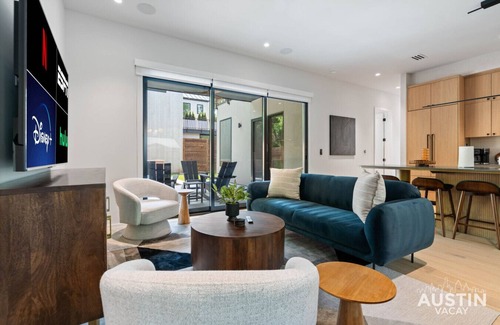 Holly Apartamento | Walk to Everything! Backyard Pool, Balcony, Parking in East Austin│3-Story Home
