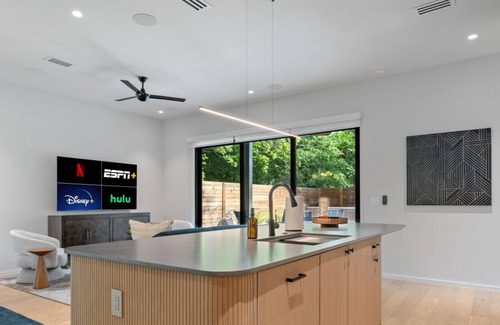 Holly Apartamento | Walk to Everything! Backyard Pool, Balcony, Parking in East Austin│3-Story Home