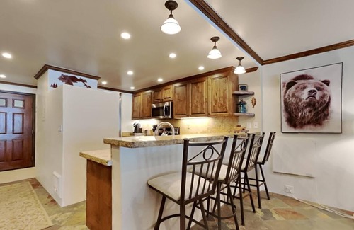 Mammoth Lakes Condominio | 1849 Condos 103 (2-Bedroom Home) with Pool by RedAwning