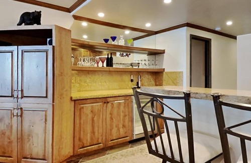 Mammoth Lakes Condominio | 1849 Condos 103 (2-Bedroom Home) with Pool by RedAwning