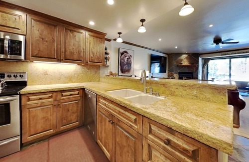 Mammoth Lakes Condominio | 1849 Condos 103 (2-Bedroom Home) with Pool by RedAwning