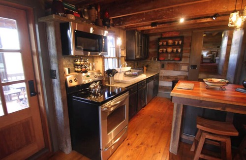 Groveoak Cabina | 1850’s Log Cabin with Historic Charm, Modern Amenities, .