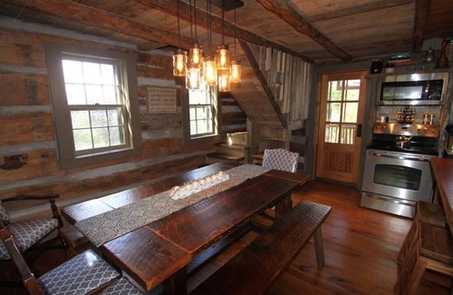 Groveoak Cabina | 1850’s Log Cabin with Historic Charm, Modern Amenities, .