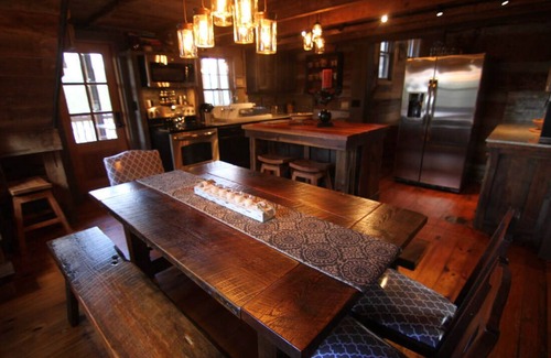 Groveoak Cabina | 1850’s Log Cabin with Historic Charm, Modern Amenities, .