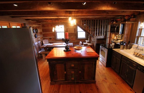 Groveoak Cabina | 1850’s Log Cabin with Historic Charm, Modern Amenities, .