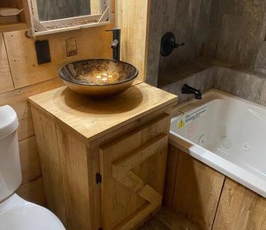 Hendersonville Casa | 1850s Settlers Cabin at Wethero Ridge