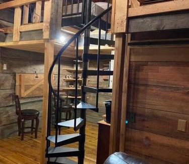 Hendersonville Casa | 1850s Settlers Cabin at Wethero Ridge