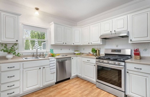 Bristol Condominio | 1878 Victorian Downtown Bristol /Hot tub/Yard