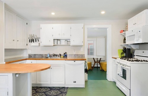 Historic District Casa | 1880's Historic Beach House... Easy Walk to the Beach, Shopping & Restaurants