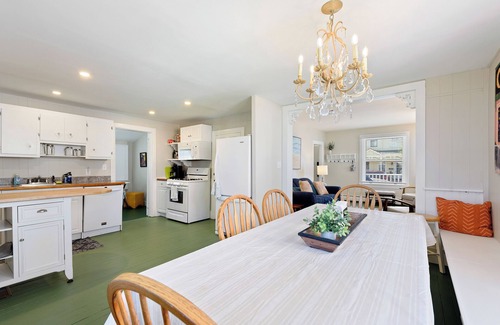 Historic District Casa | 1880's Historic Beach House... Easy Walk to the Beach, Shopping & Restaurants