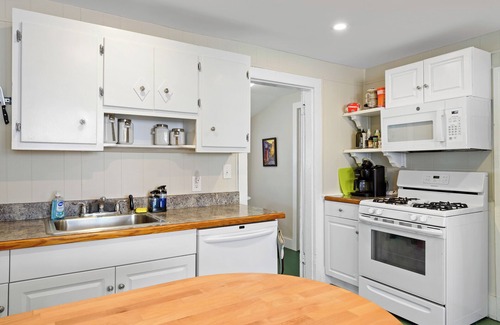 Historic District Casa | 1880's Historic Beach House... Easy Walk to the Beach, Shopping & Restaurants