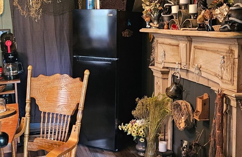 Centreville Casa | 1880s country Victorian getaway with dark eclectic decor