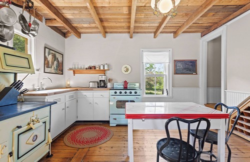 Lunenburg County Casa | 1880s home with modern amenities in West Lahave