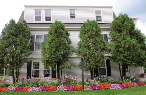 Boothbay Harbor Condominio | 1890's N. England House, terraza privada con vistas al puerto, a 5 minutos a pie de la ciudad