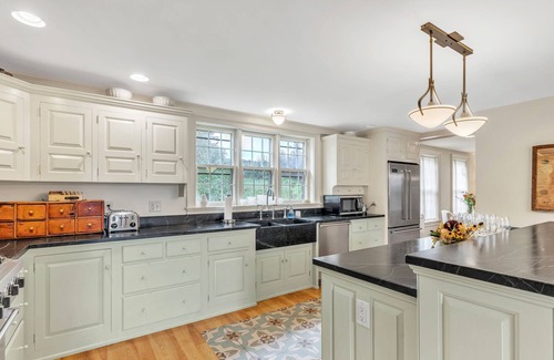 Whately Otro | 18th century 3-bedroom renovated farmhouse in peaceful Whately with WiFi, AC