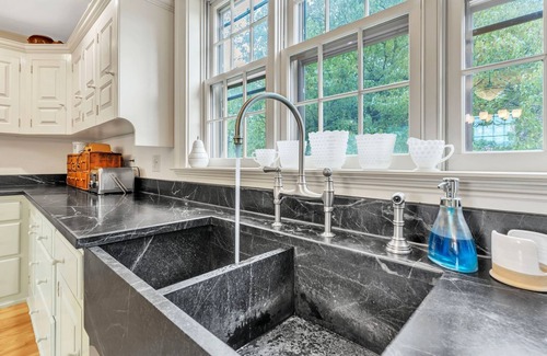 Whately Otro | 18th century 3-bedroom renovated farmhouse in peaceful Whately with WiFi, AC