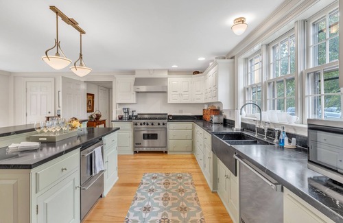 Whately Otro | 18th century 3-bedroom renovated farmhouse in peaceful Whately with WiFi, AC