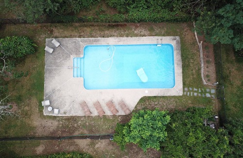 Truro Casa | Escapada del río Pamet con energía solar del siglo XVIII con piscina de sal climatizada