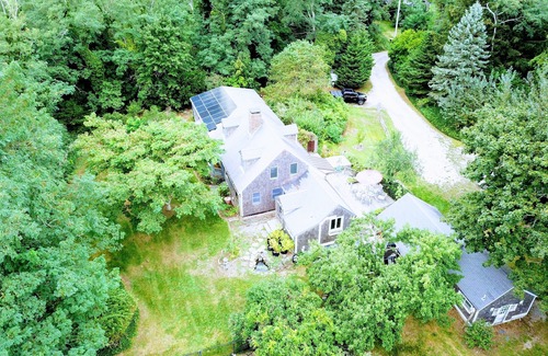 Truro Casa | Escapada del río Pamet con energía solar del siglo XVIII con piscina de sal climatizada
