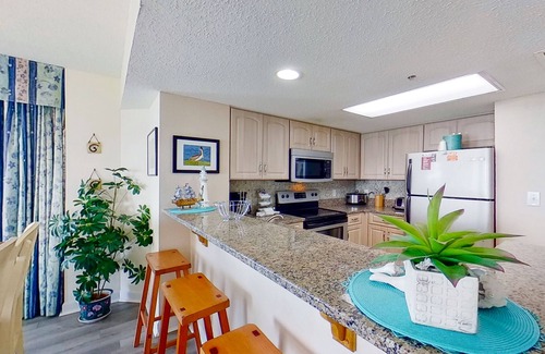 Crescent Beach Condominio | 18th floor oceanfront condo w/ balcony, shared hot tub, free WiFi, shared pool