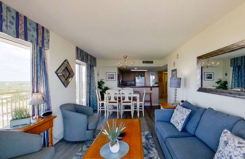 Crescent Beach Condominio | 18th floor oceanfront condo w/ balcony, shared hot tub, free WiFi, shared pool
