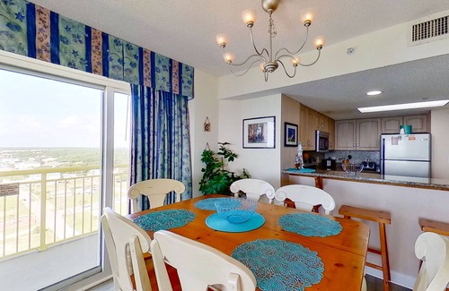 Crescent Beach Condominio | 18th floor oceanfront condo w/ balcony, shared hot tub, free WiFi, shared pool
