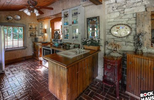 Eureka Springs Casa | Lujo, privado Rock Haus Eureka ... 2 = $ 269 ... 4 = $ 329 ... 6 = $ 389