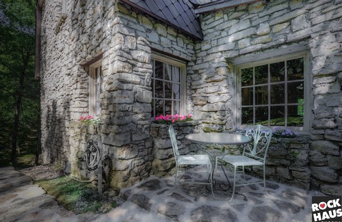 Eureka Springs Casa | Lujo, privado Rock Haus Eureka ... 2 = $ 269 ... 4 = $ 329 ... 6 = $ 389