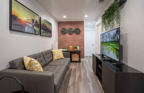 North Hyde Park Casa | #19 - Beautifully styled modern home in Hyde Park Unit B