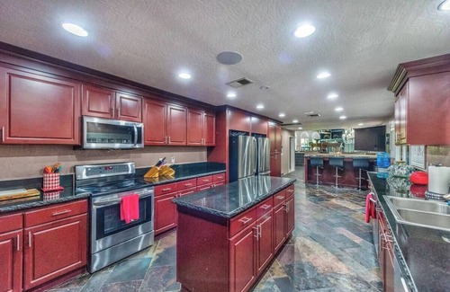 Spring Valley Villa | 19 BEDS, 10BR, 14 Bath, 3/4 acre, Basketball, Pickleball, Golf, Pool & Jacuzzi
