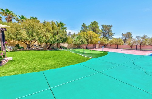 Spring Valley Villa | 19 BEDS, 10BR, 14 Bath, 3/4 acre, Basketball, Pickleball, Golf, Pool & Jacuzzi