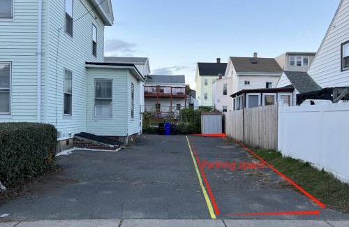 Malden Apartamento | 19 Malden 3Br Apt on 2F with WIFi and Free parking with Windows AC