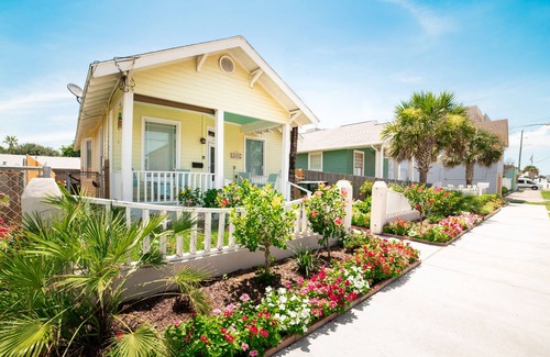 Galveston Casa | 1 BLOQUEO A LA PLAYA. ¡Puedes sentir la brisa del Golfo, 7 plazas en el patio trasero, WIFI GRATIS!