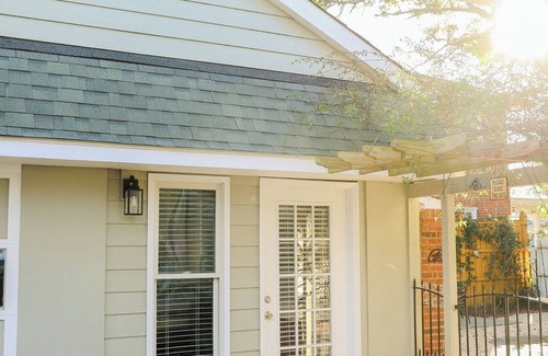 Wilmington Casa | 1916 Coastal Grandmother & modern ADU with firepit