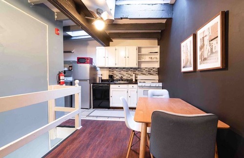 Washington Square West Apartamento | 1918 Duplex with Character City Center
