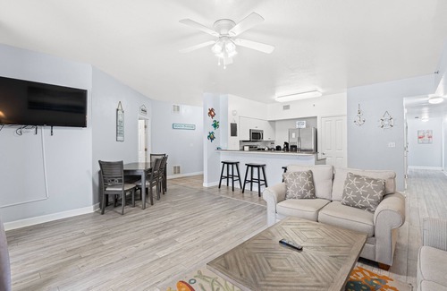 Panama City Beach Complejo | 1922 Pool & Beach views, w/ two parking passes, spectacular lagoon-style pool