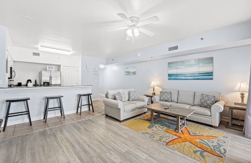 Panama City Beach Complejo | 1922 Pool & Beach views, w/ two parking passes, spectacular lagoon-style pool