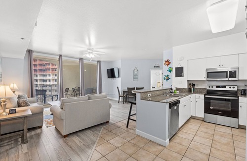 Panama City Beach Complejo | 1922 Pool & Beach views, w/ two parking passes, spectacular lagoon-style pool