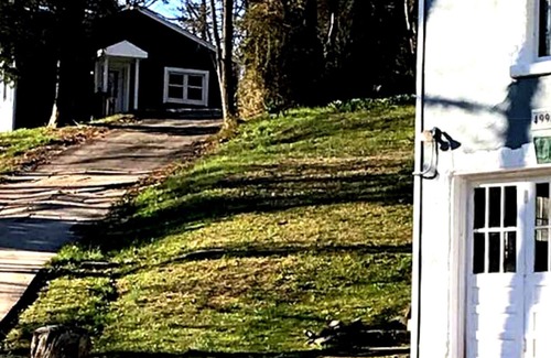 Cross Lanes Casa | OLD WOODLAND ACRES BOHO-CLASSIC COTTAGE