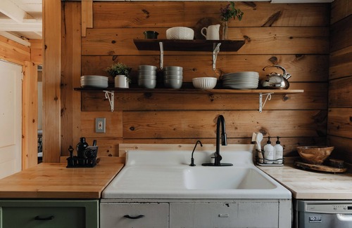 Jeffersonville Cabina | 1930's Vintage Cabin · Hot Tub · Kohler Cabin