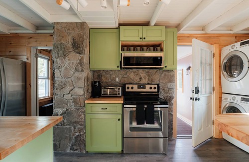 Jeffersonville Cabina | 1930's Vintage Cabin · Hot Tub · Kohler Cabin