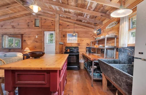 Eastham Cabaña | 1940s Cottage Stunner Large Studio w/loft feel dog friendly